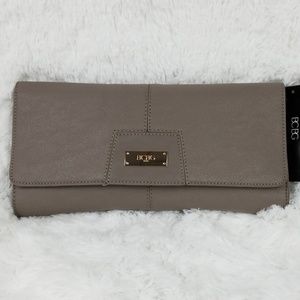 NWT BCBG Paris Chic Story Clutch W/Dust Bag